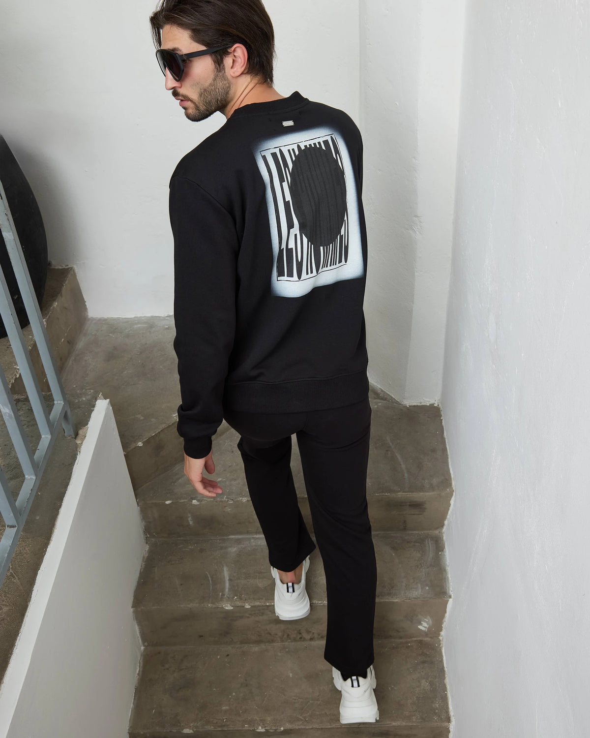 LES HOMMES LOGO SWEATSHIRT 261L04041 black | Bildmaterial bereitgestellt von SHOES.PLEASE.