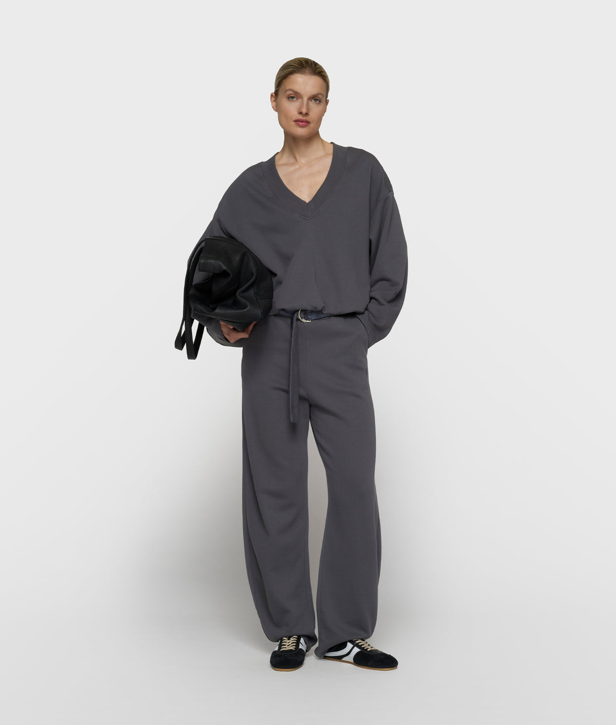 banana pants fleece steel blue | Bildmaterial bereitgestellt von SHOES.PLEASE.