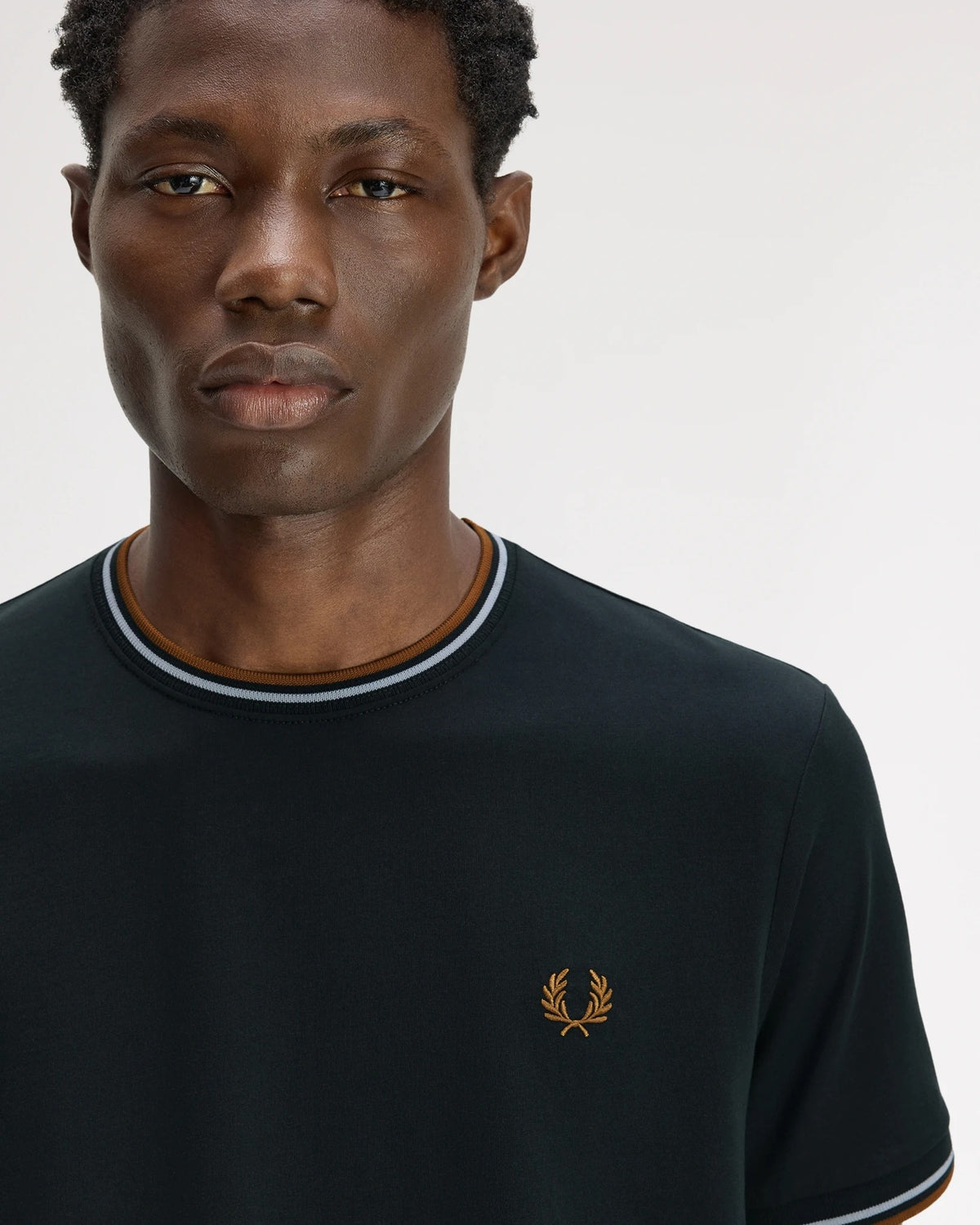 TWIN TIPPED T-SHIRT ntgrn/dskbl/dkca | Bildmaterial bereitgestellt von SHOES.PLEASE.