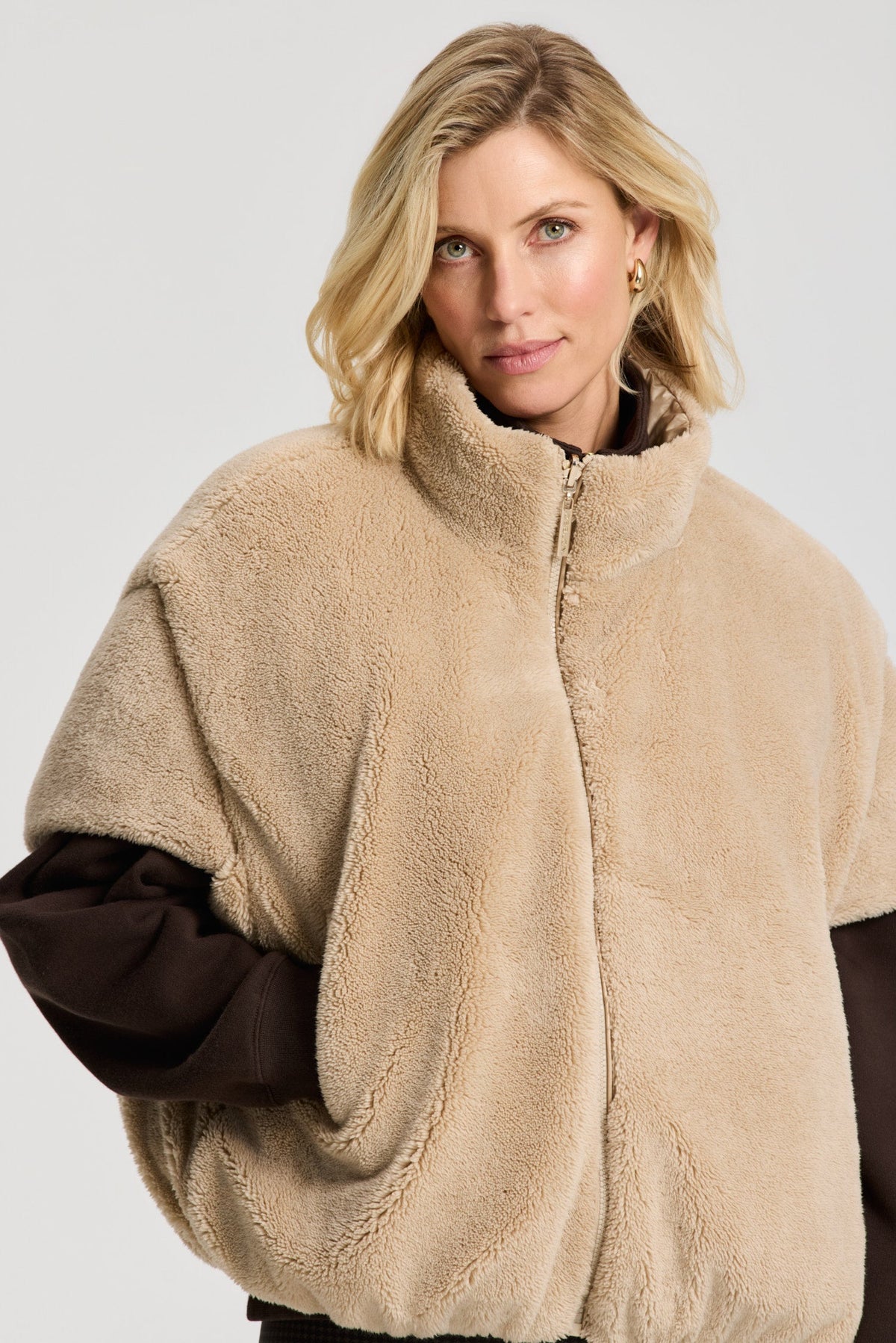 Hazel Reversible Bodywarmer sand | Bildmaterial bereitgestellt von SHOES.PLEASE.
