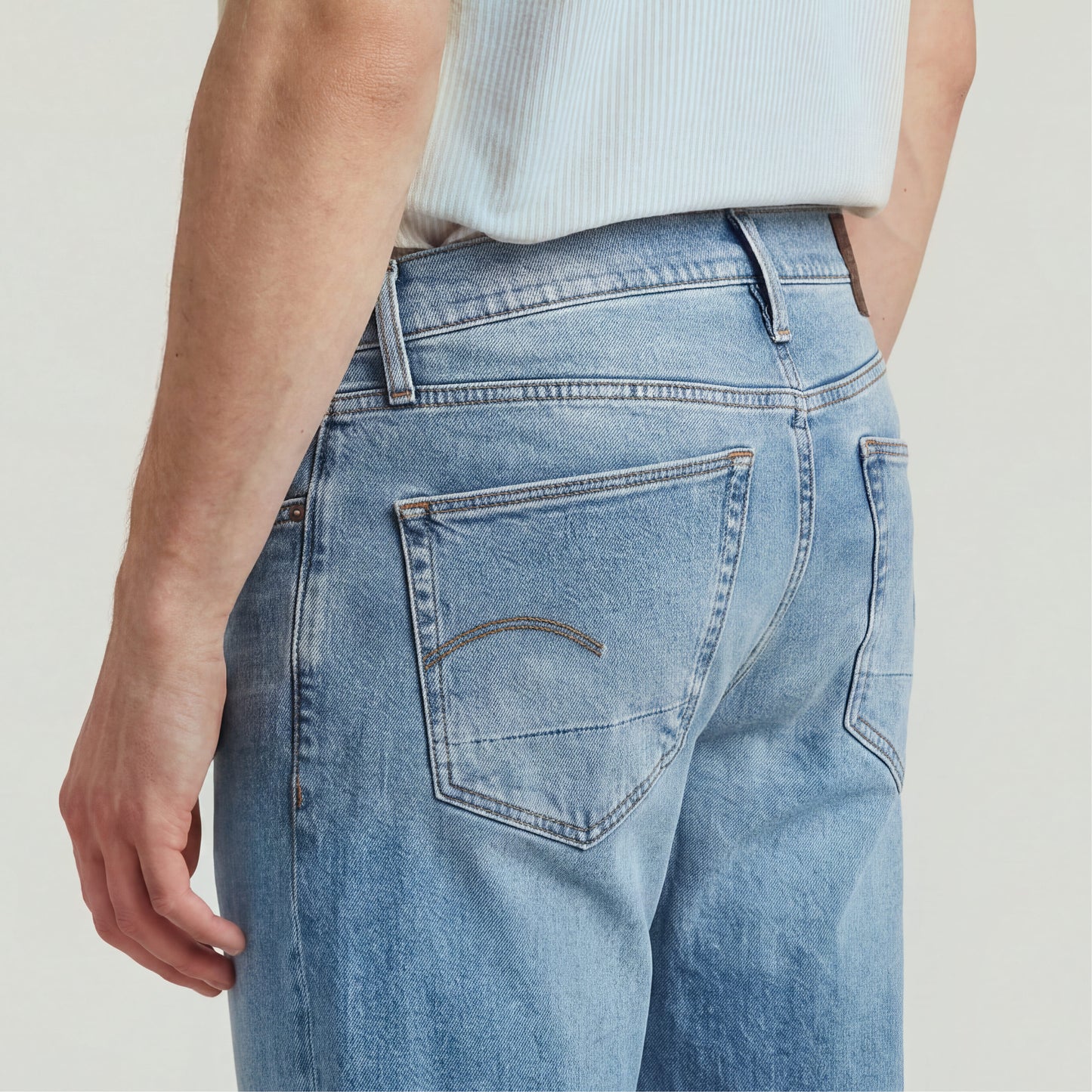 3301 Regular Tapered lt indigo aged | Bildmaterial bereitgestellt von SHOES.PLEASE.
