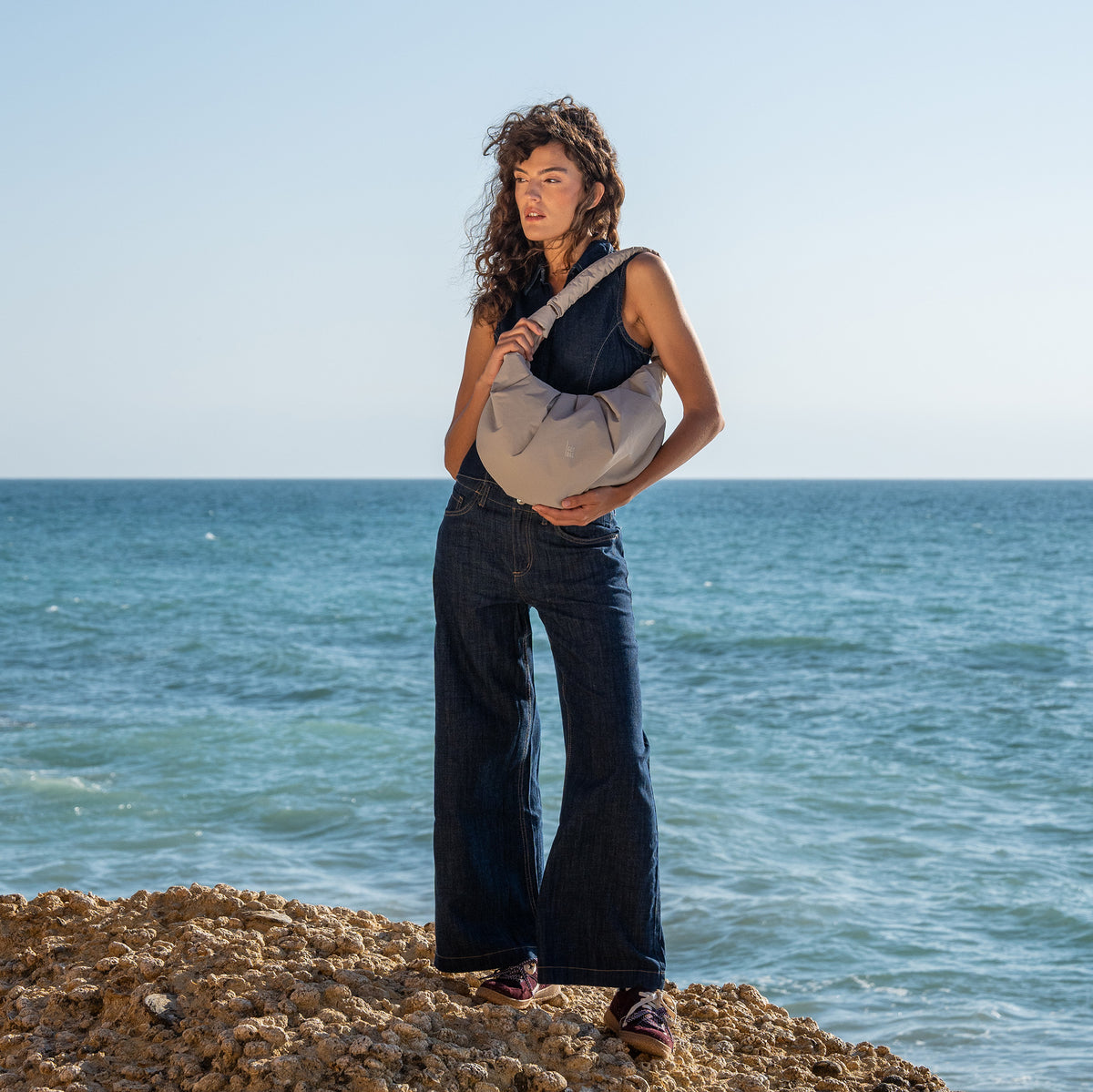 PLEAT MOON BAG LARGE scallop | Bildmaterial bereitgestellt von SHOES.PLEASE.