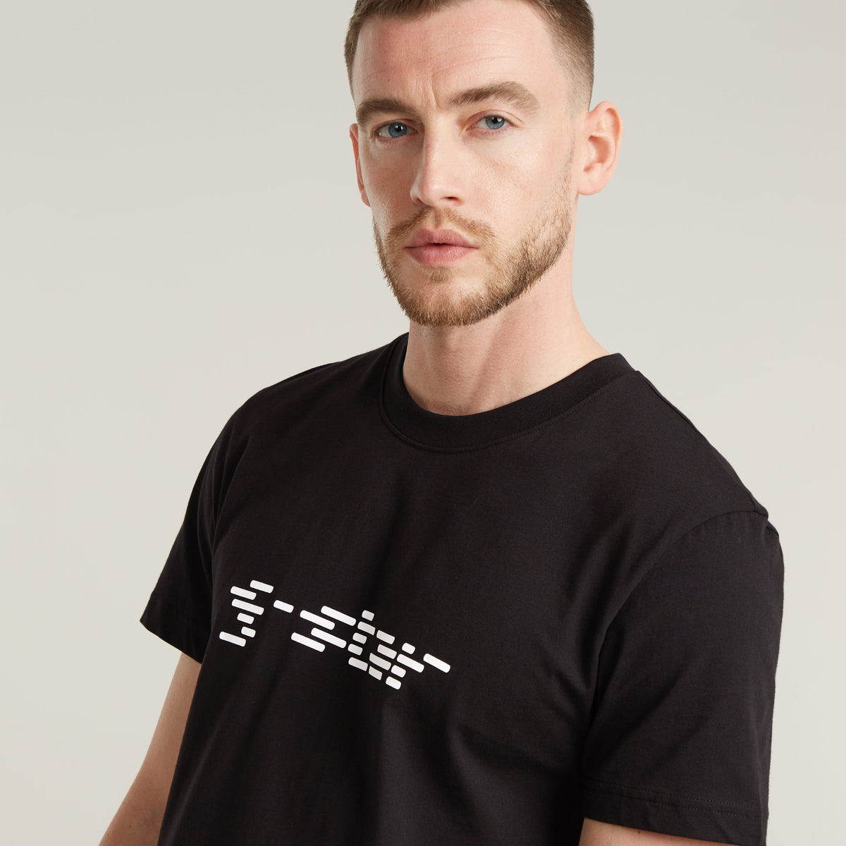 Cube Script R T Shirt dk black | Bildmaterial bereitgestellt von SHOES.PLEASE.