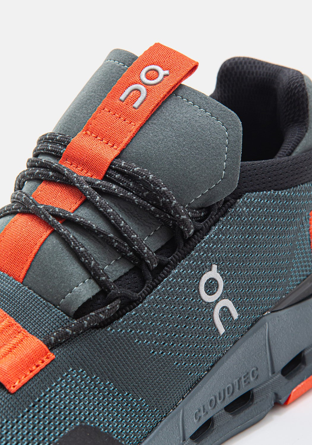 26.99676 W Cloudnova juniper/orange | Bildmaterial bereitgestellt von SHOES.PLEASE.