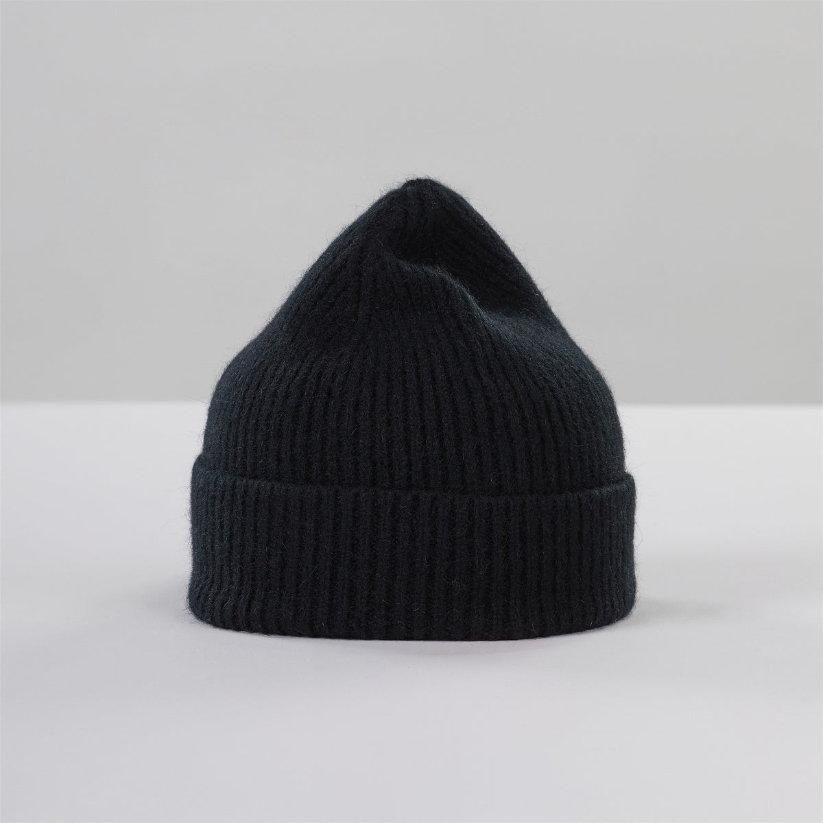 Beanie onyx | Bildmaterial bereitgestellt von SHOES.PLEASE.