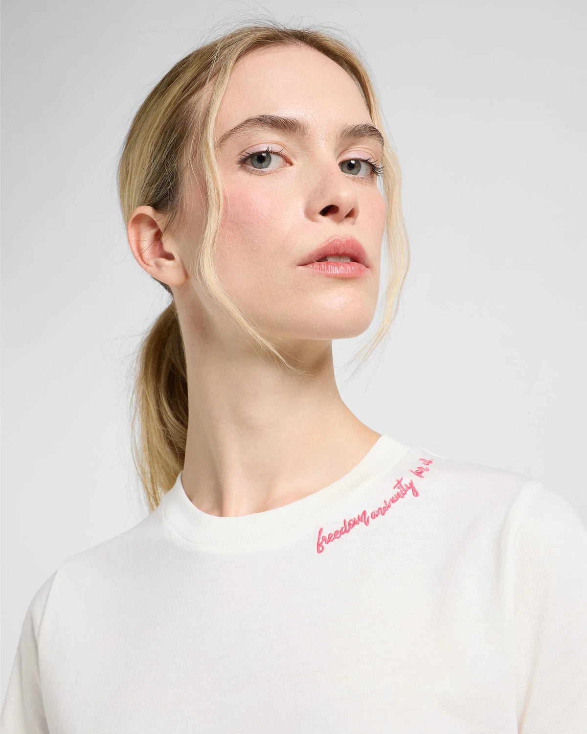 LITTLE EMBROIDERY TEE ECRU off white | Bildmaterial bereitgestellt von SHOES.PLEASE.