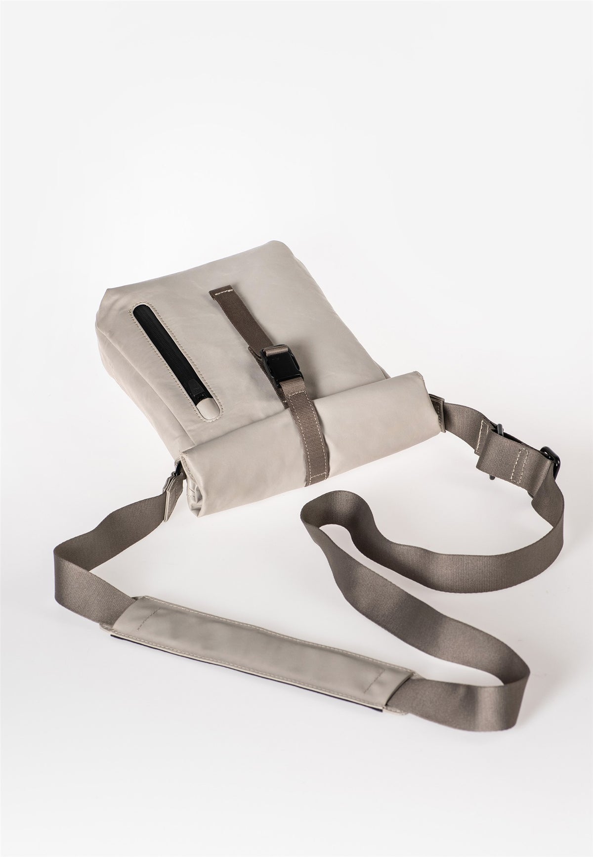 Kuji RE Rolltop Umhängetasche Japan RE driftwood | Bildmaterial bereitgestellt von SHOES.PLEASE.