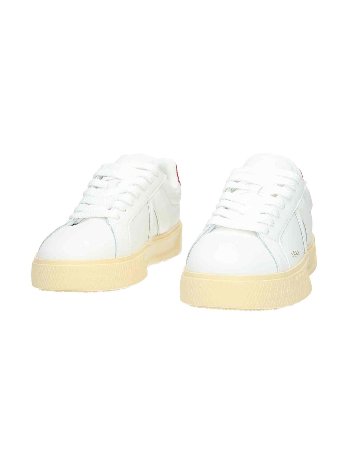 Essence White Red Vintage white red vintage | Bildmaterial bereitgestellt von SHOES.PLEASE.