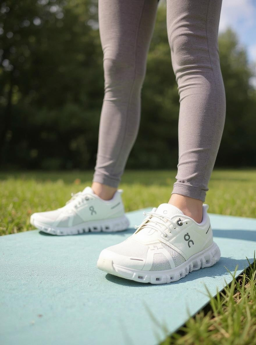 ON Schuhe Damen Cloud 6 W weiß | Bildmaterial bereitgestellt von SHOES.PLEASE.