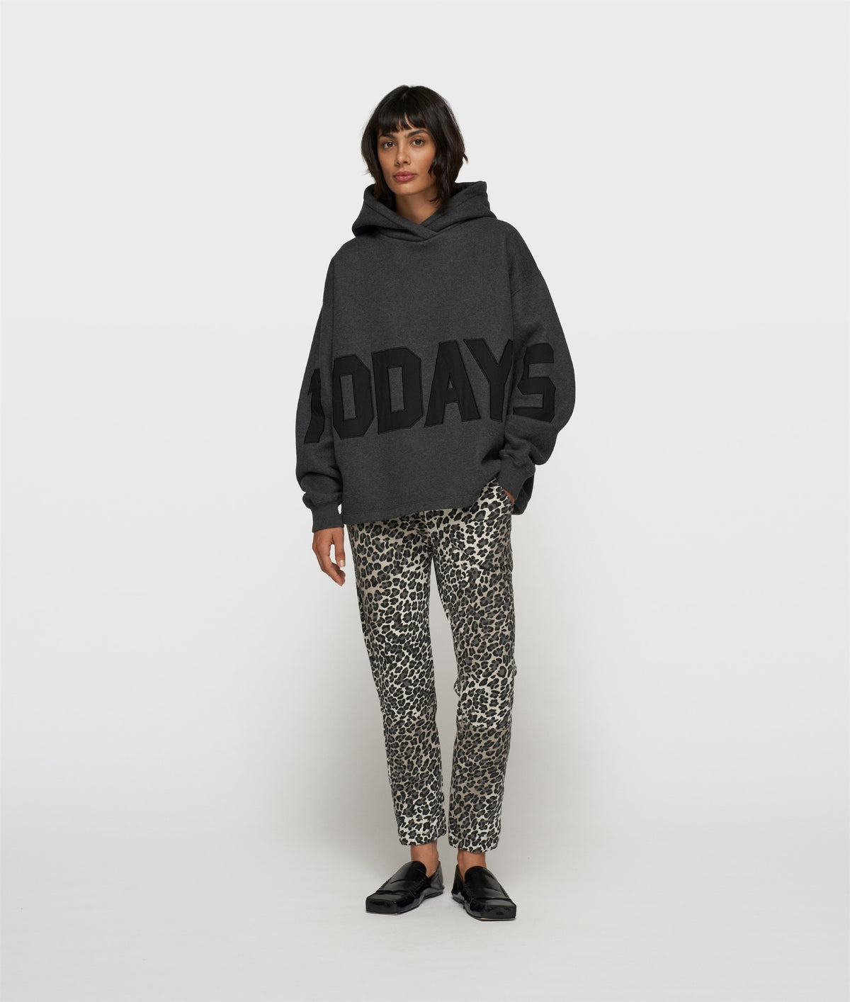 Cropped Jogger Leopard soft white melee | Bildmaterial bereitgestellt von SHOES.PLEASE.