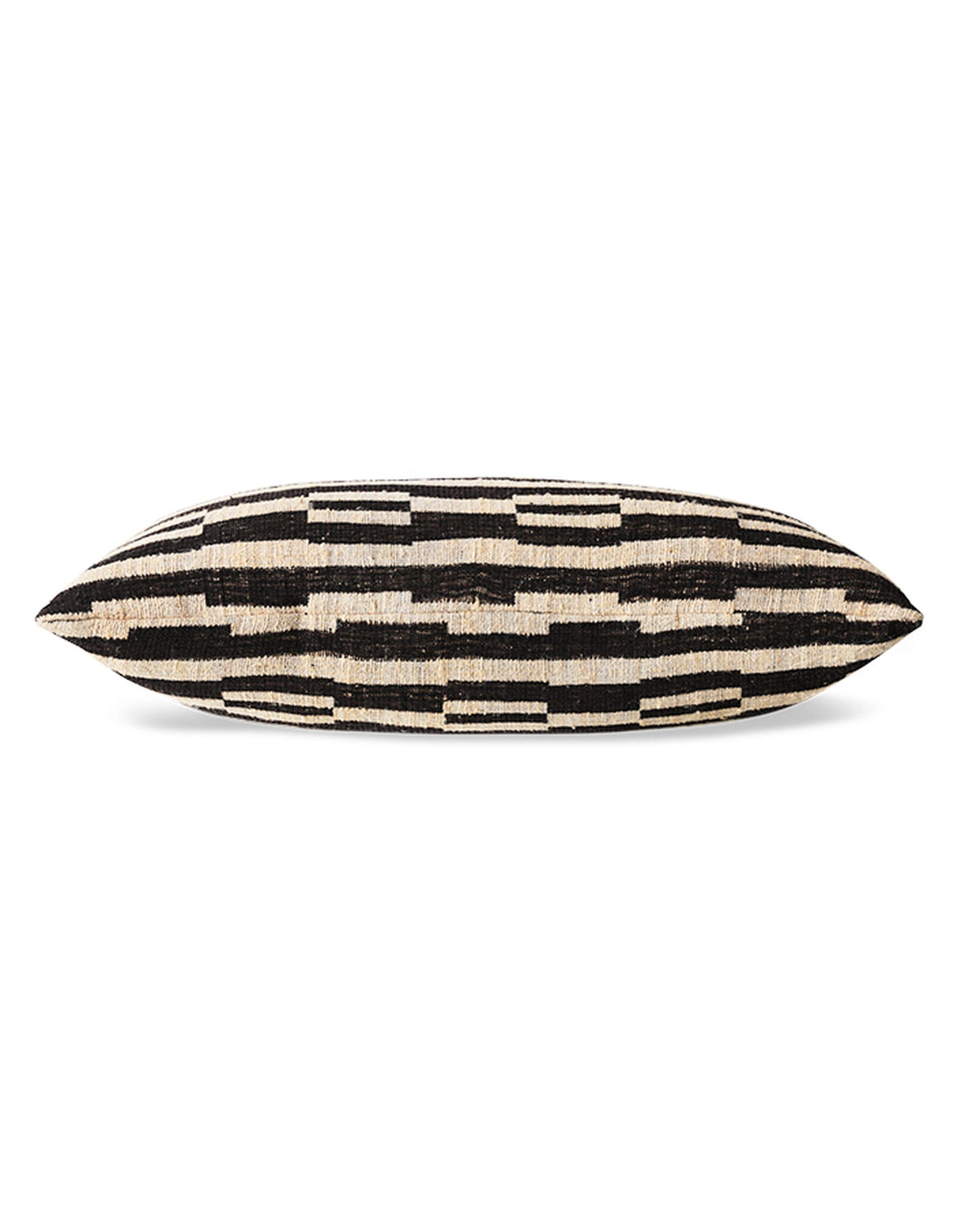 Natural monochrome cushion (70x40cm) | Bildmaterial bereitgestellt von SHOES.PLEASE.