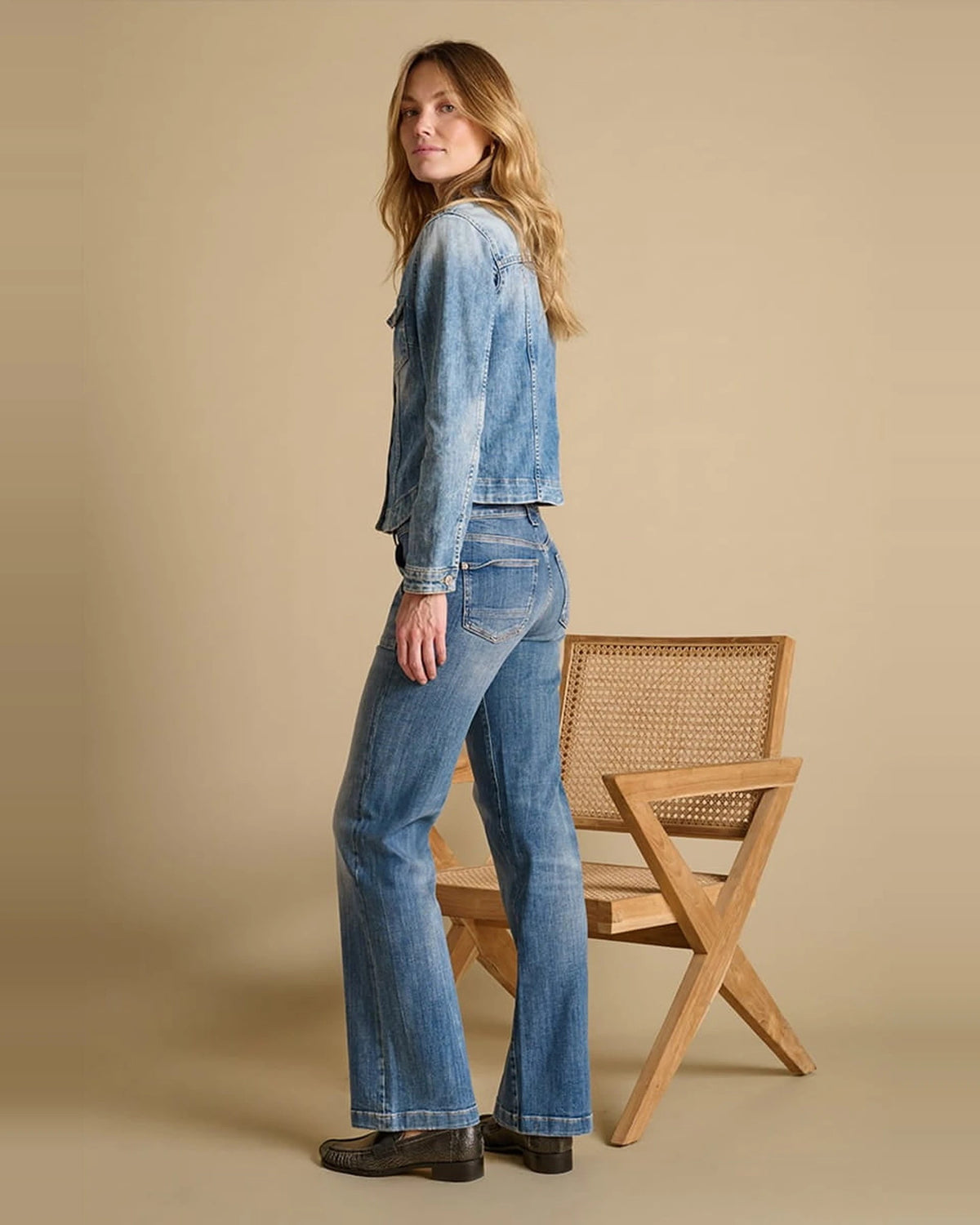 Femme JEAN FLARE blue | Bildmaterial bereitgestellt von SHOES.PLEASE.