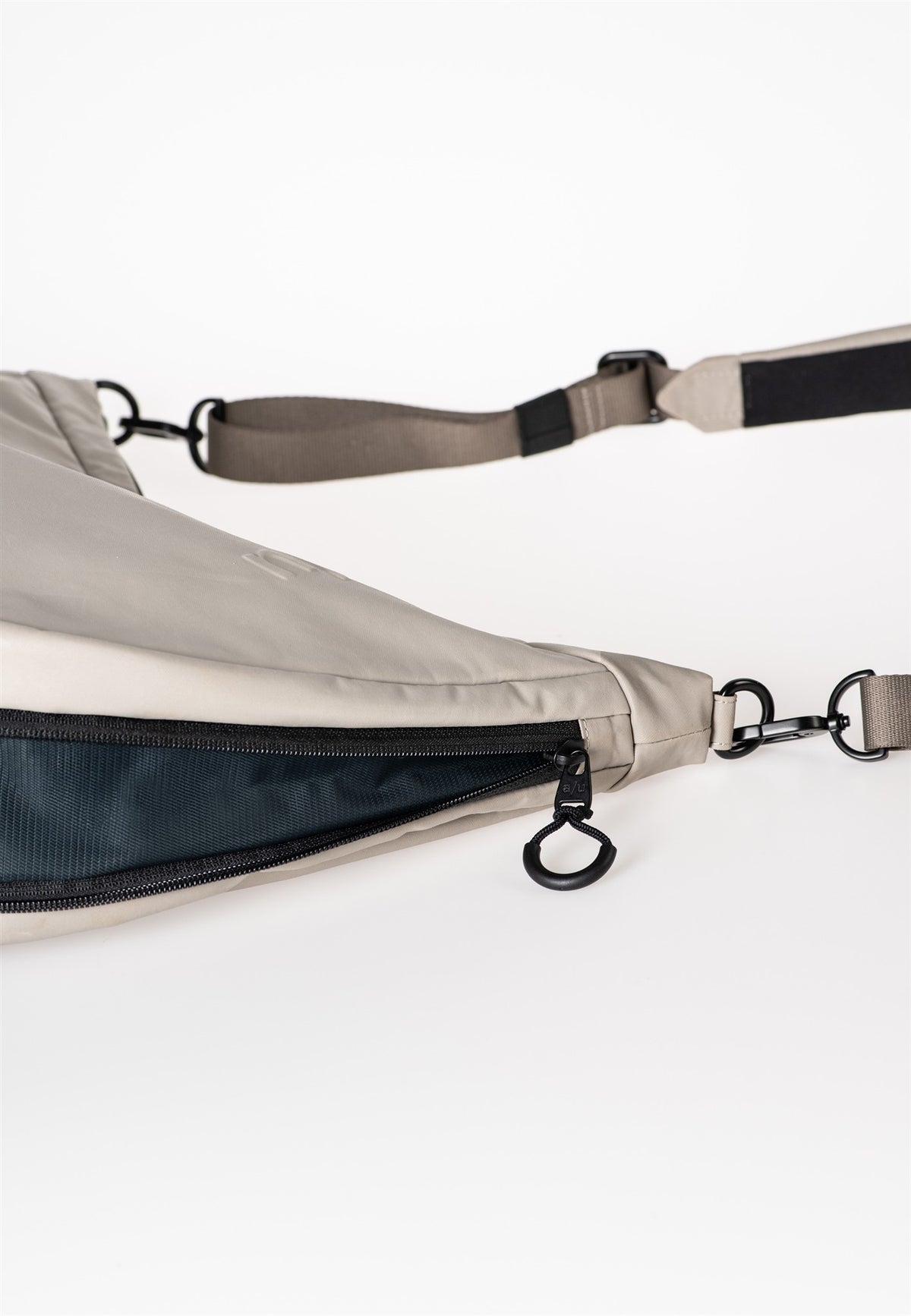 Koyoshi RE Halfmoon Bag Japan RE driftwood | Bildmaterial bereitgestellt von SHOES.PLEASE.
