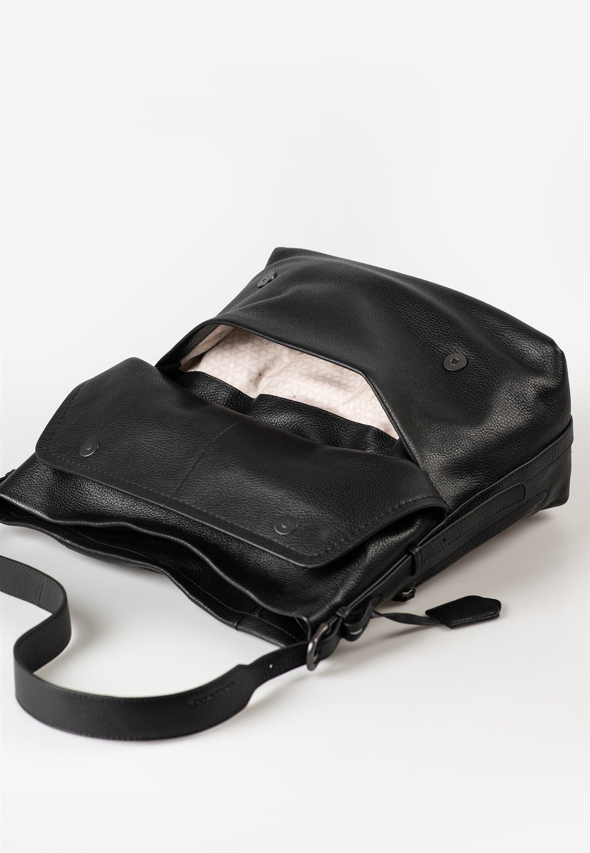 Ally Philocalists black dress | Bildmaterial bereitgestellt von SHOES.PLEASE.