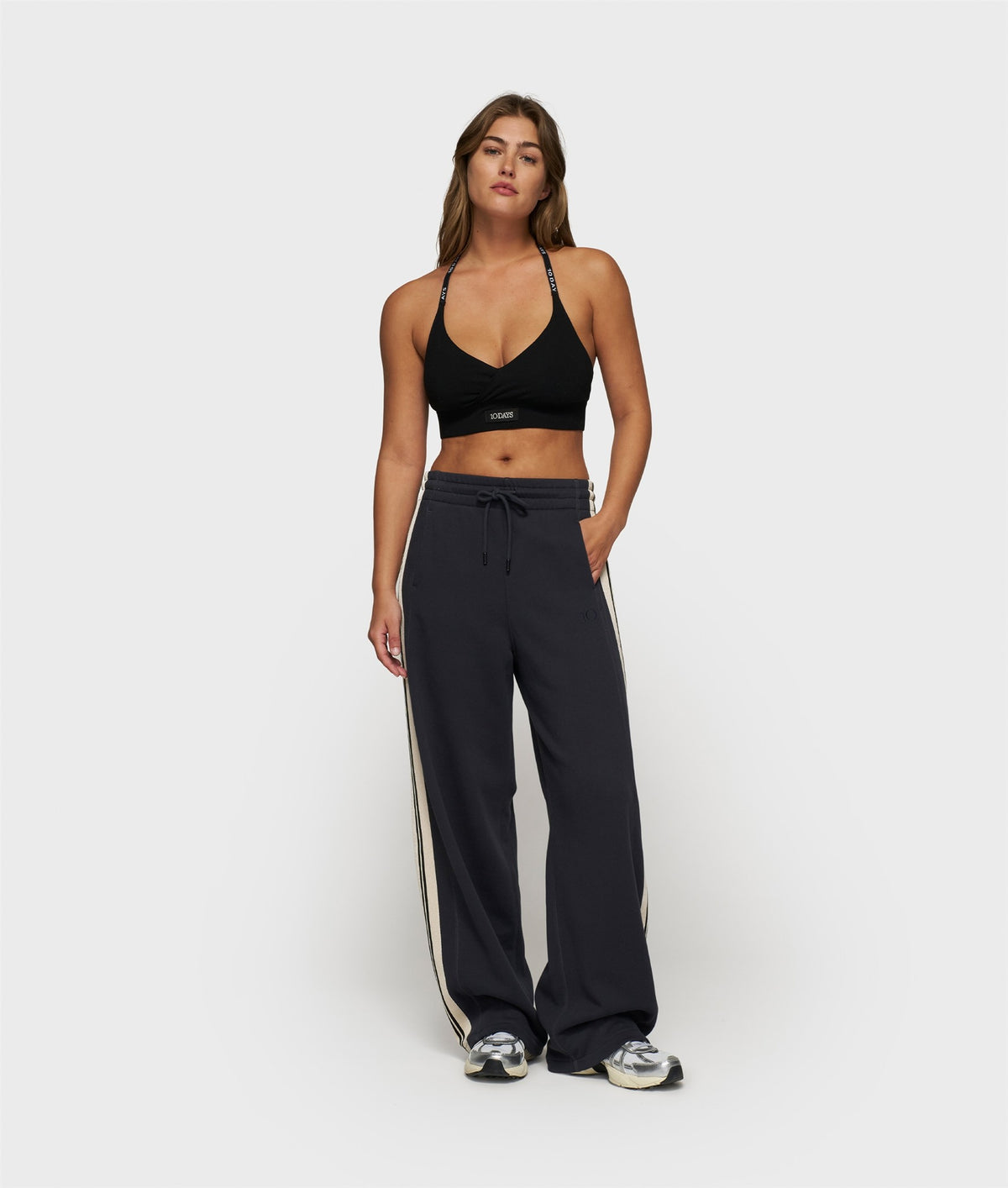 The Bar-Bra black | Bildmaterial bereitgestellt von SHOES.PLEASE.