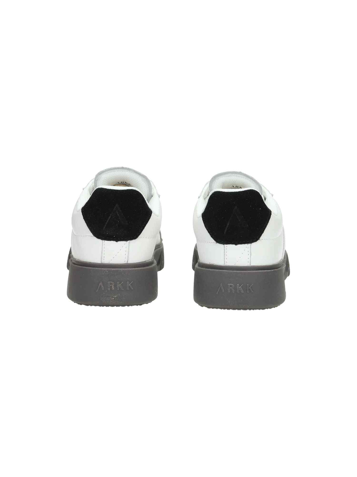 Essence white dark gum | Bildmaterial bereitgestellt von SHOES.PLEASE.