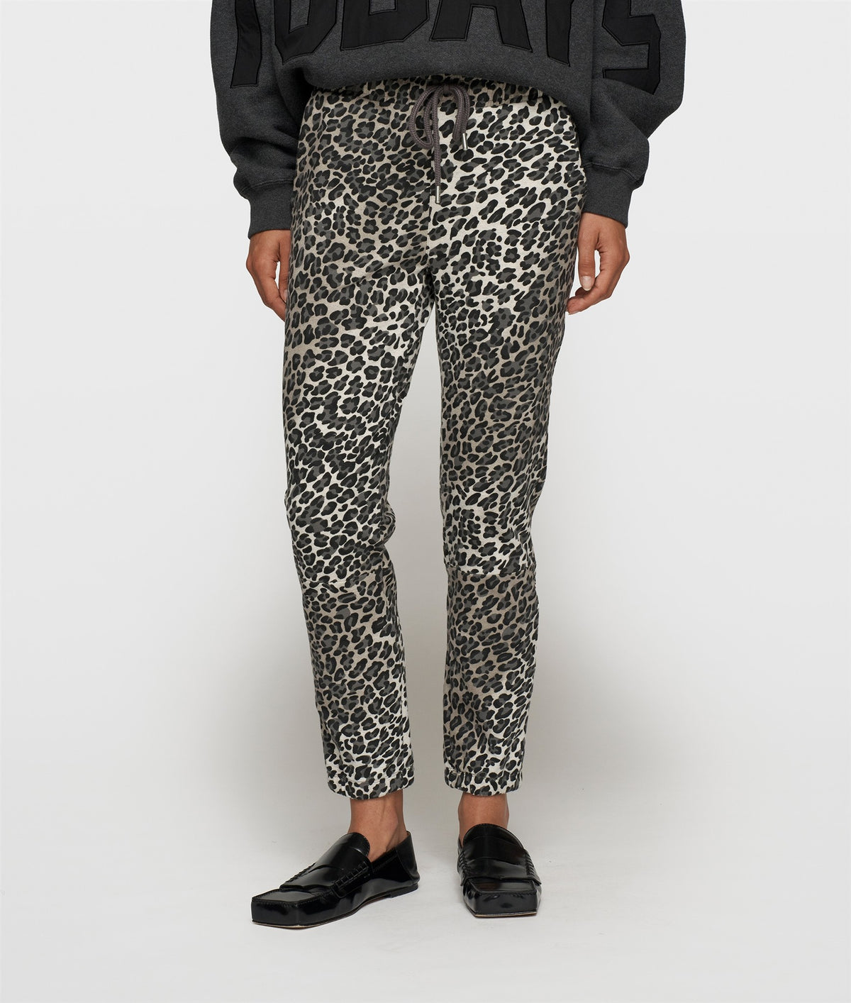 Cropped Jogger Leopard soft white melee | Bildmaterial bereitgestellt von SHOES.PLEASE.