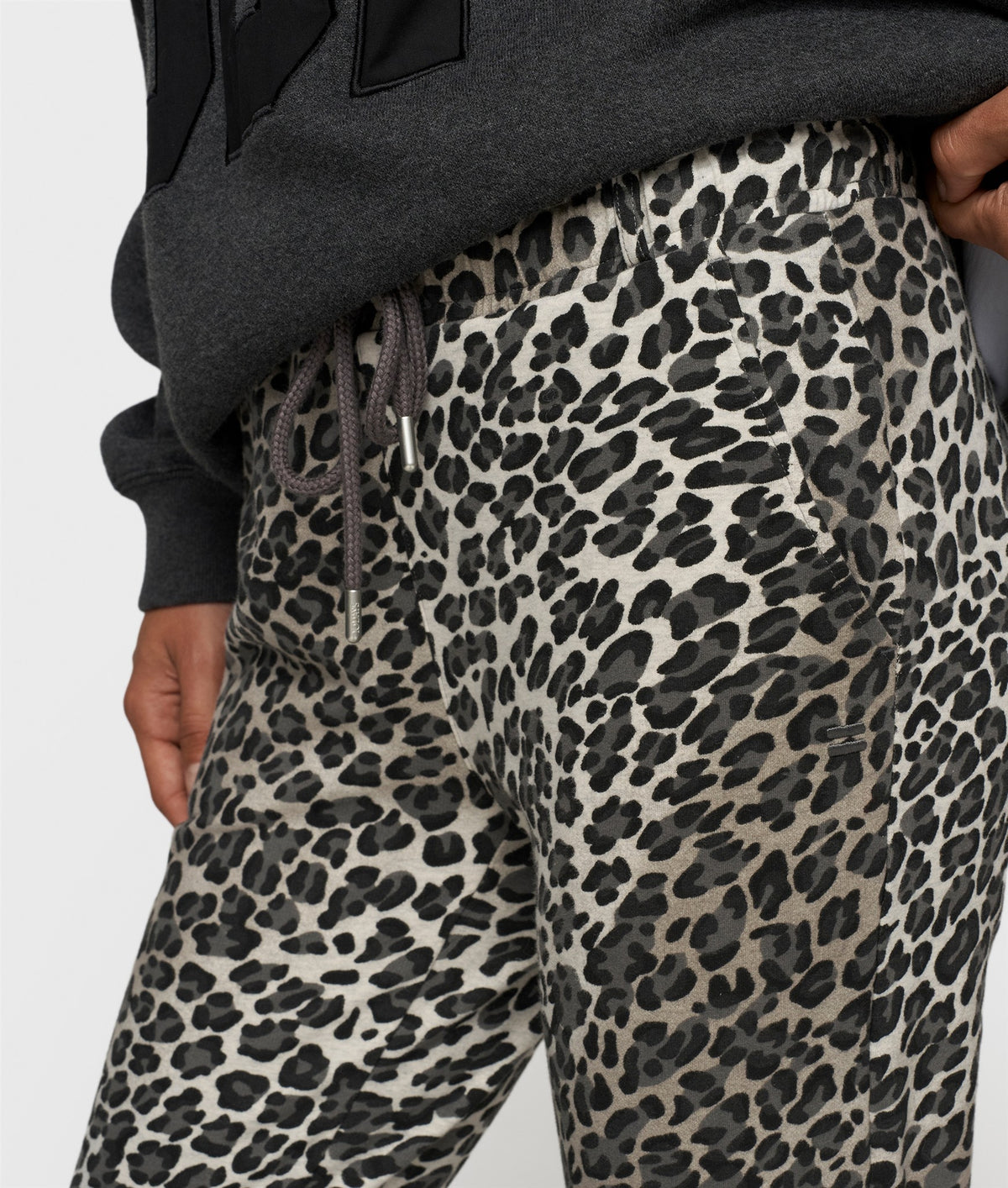 Cropped Jogger Leopard soft white melee | Bildmaterial bereitgestellt von SHOES.PLEASE.