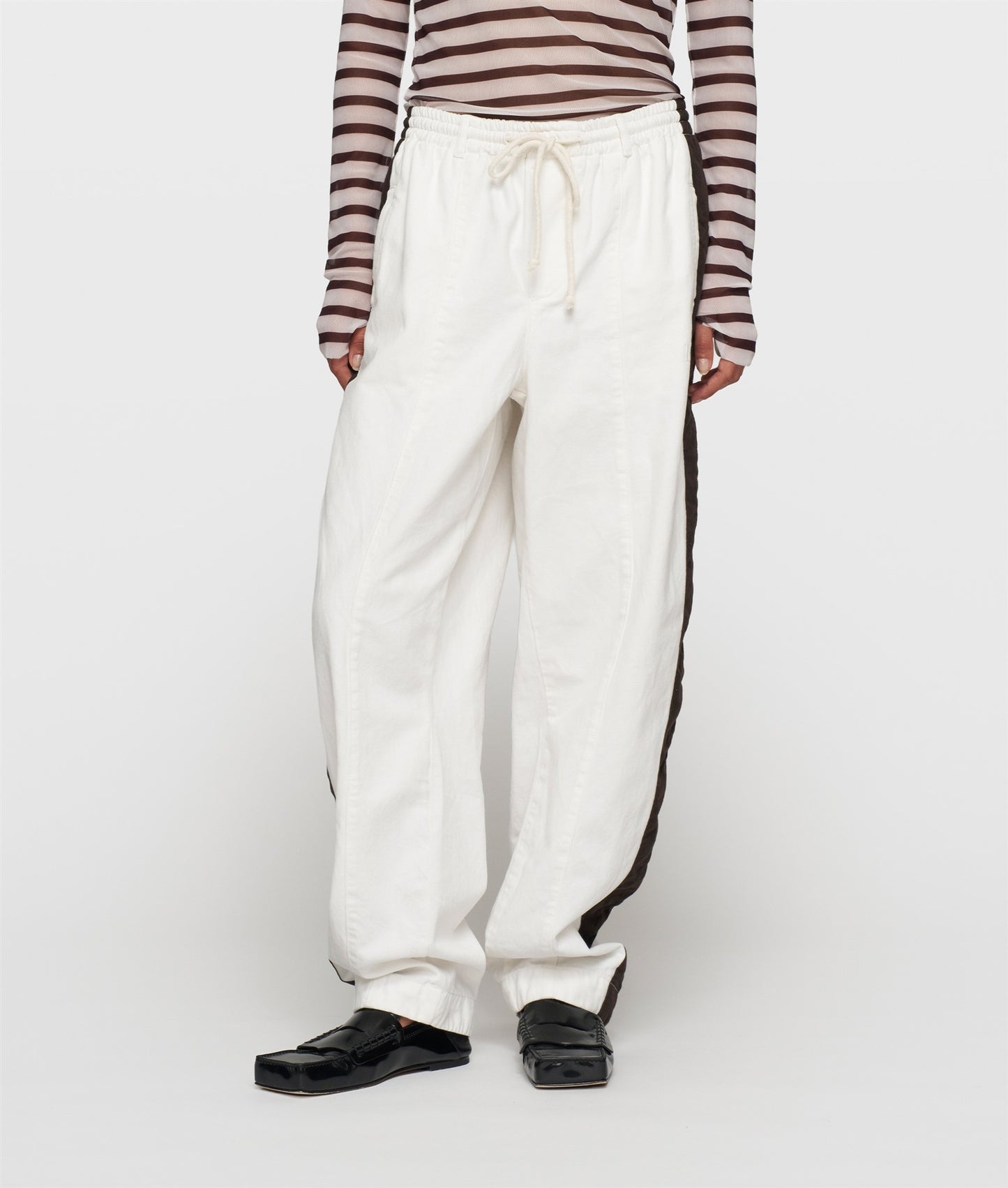 Wide Tapered Pants Twill ecru | Bildmaterial bereitgestellt von SHOES.PLEASE.