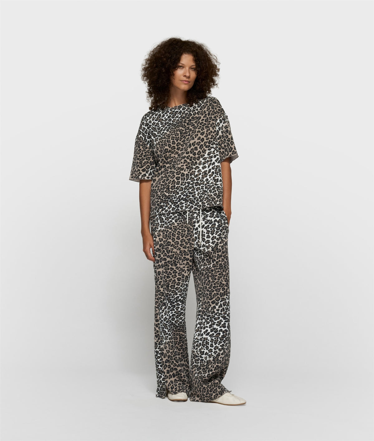 Soft Scuba Pants Leopard ecru | Bildmaterial bereitgestellt von SHOES.PLEASE.