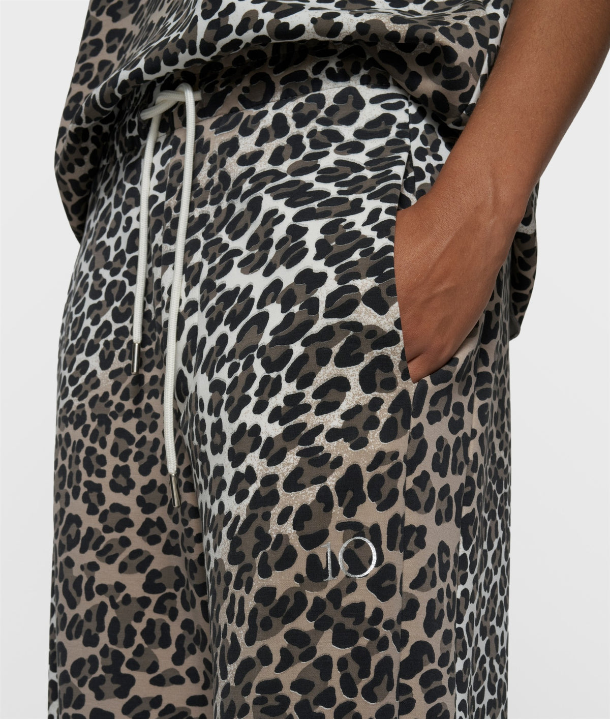 Soft Scuba Pants Leopard ecru | Bildmaterial bereitgestellt von SHOES.PLEASE.