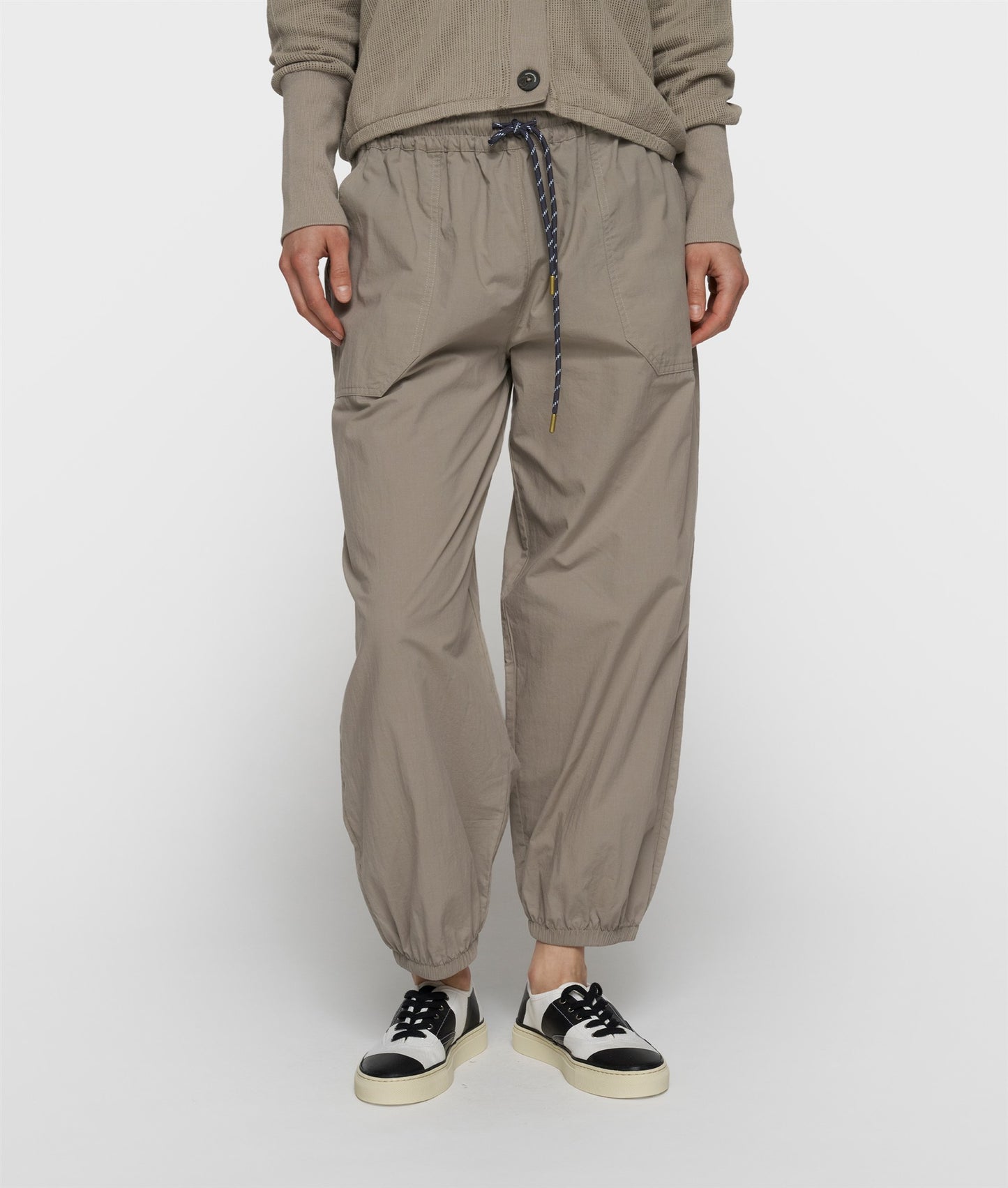 crinkle jogger fog | Bildmaterial bereitgestellt von SHOES.PLEASE.