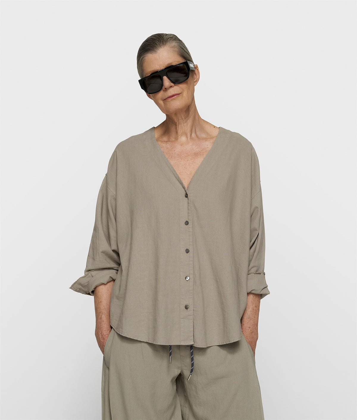 cotton linen blouse fog | Bildmaterial bereitgestellt von SHOES.PLEASE.