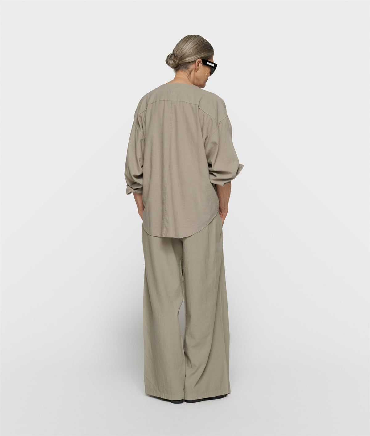 cotton linen blouse fog | Bildmaterial bereitgestellt von SHOES.PLEASE.