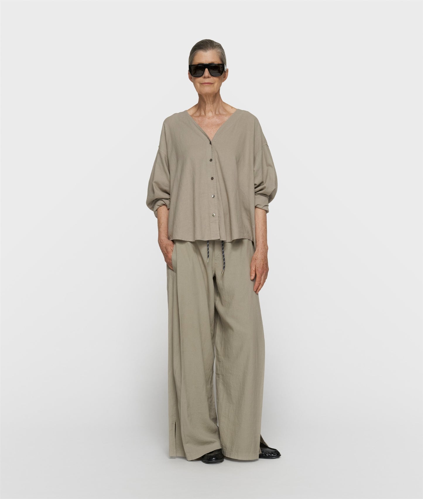cotton linen blouse fog | Bildmaterial bereitgestellt von SHOES.PLEASE.
