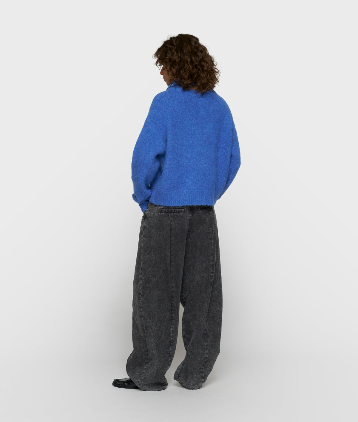 hairy knit sweater ultramarine | Bildmaterial bereitgestellt von SHOES.PLEASE.