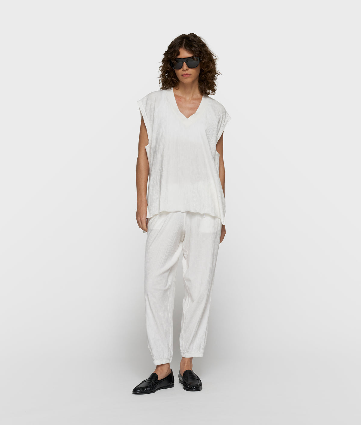 v-neck crinkle top ecru | Bildmaterial bereitgestellt von SHOES.PLEASE.