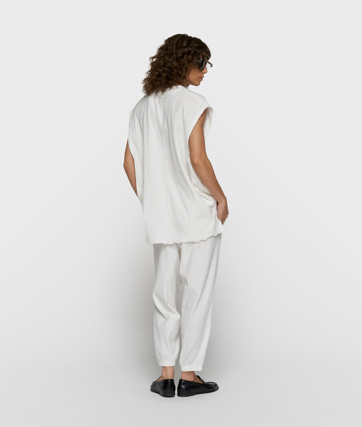 v-neck crinkle top ecru | Bildmaterial bereitgestellt von SHOES.PLEASE.