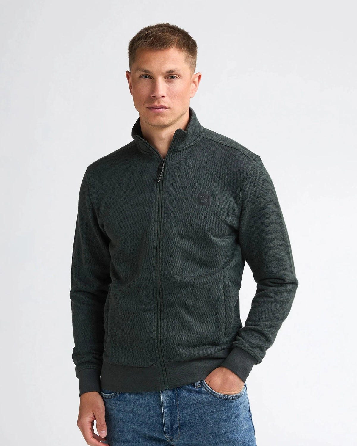 Men Sweater Collar Zip deep green | Bildmaterial bereitgestellt von SHOES.PLEASE.