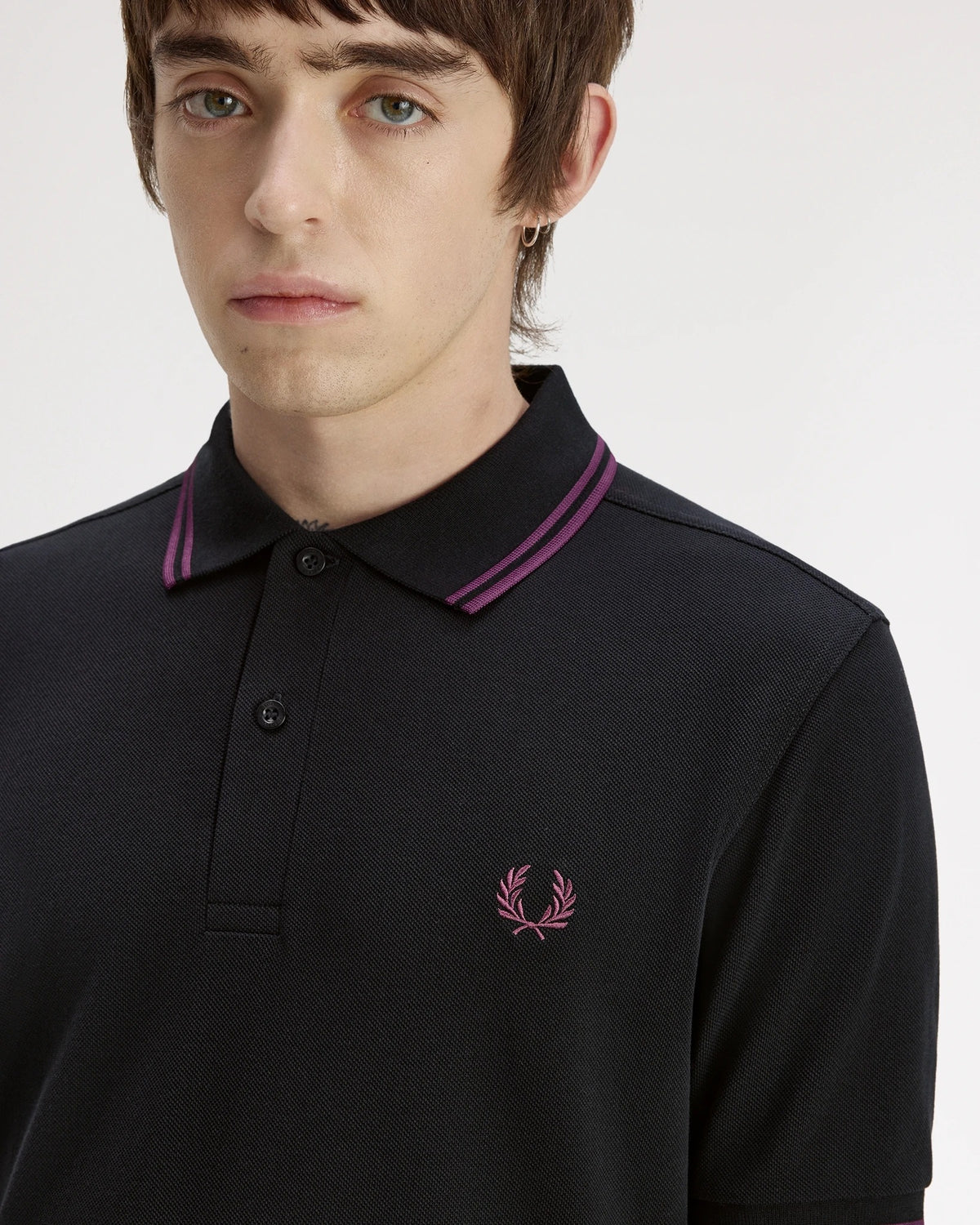 TWIN TIPPED FRED PERRY SHIRT black/plum/plum | Bildmaterial bereitgestellt von SHOES.PLEASE.
