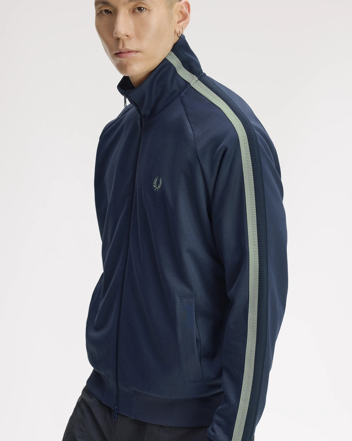 TWO TONE MESH TAPE TRACK JKT dark airforce | Bildmaterial bereitgestellt von SHOES.PLEASE.