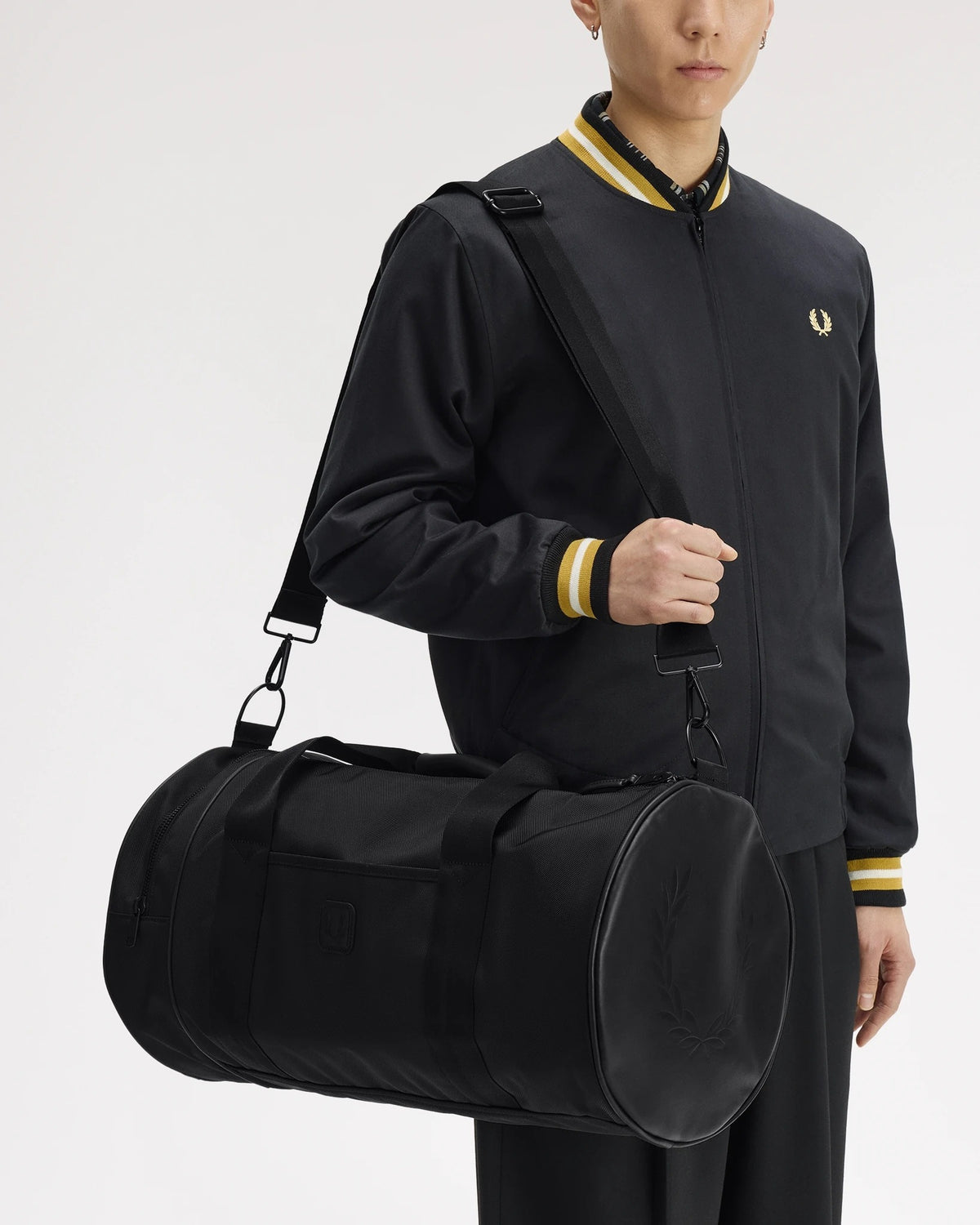 BLACK CANVAS LARGE BARREL BAG black | Bildmaterial bereitgestellt von SHOES.PLEASE.