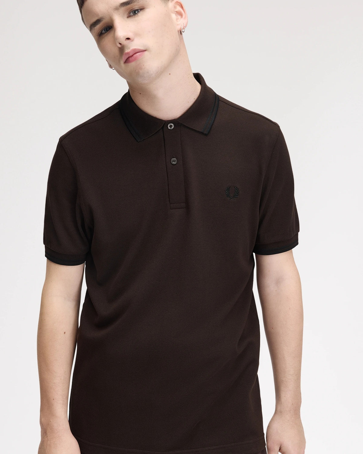 TWIN TIPPED FRED PERRY SHIRT rich brown/black | Bildmaterial bereitgestellt von SHOES.PLEASE.