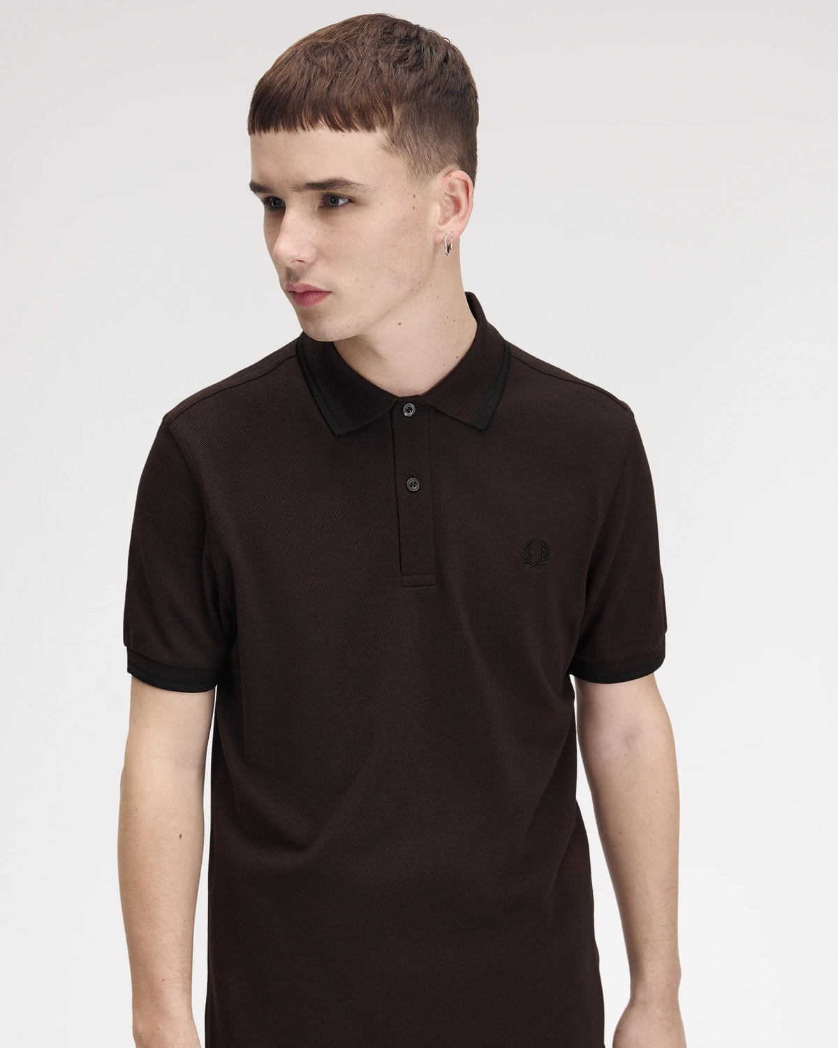 TWIN TIPPED FRED PERRY SHIRT rich brown/black | Bildmaterial bereitgestellt von SHOES.PLEASE.