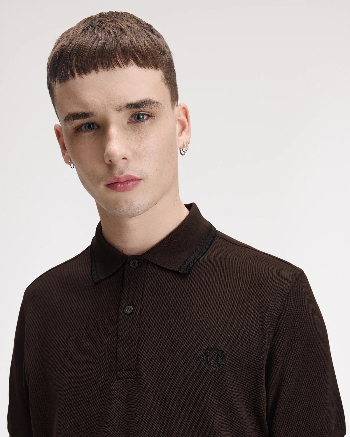 TWIN TIPPED FRED PERRY SHIRT rich brown/black | Bildmaterial bereitgestellt von SHOES.PLEASE.