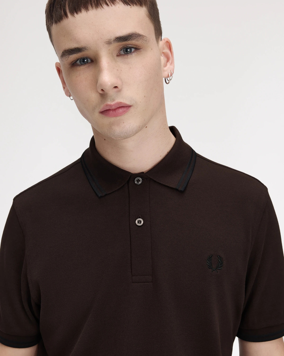 TWIN TIPPED FRED PERRY SHIRT rich brown/black | Bildmaterial bereitgestellt von SHOES.PLEASE.