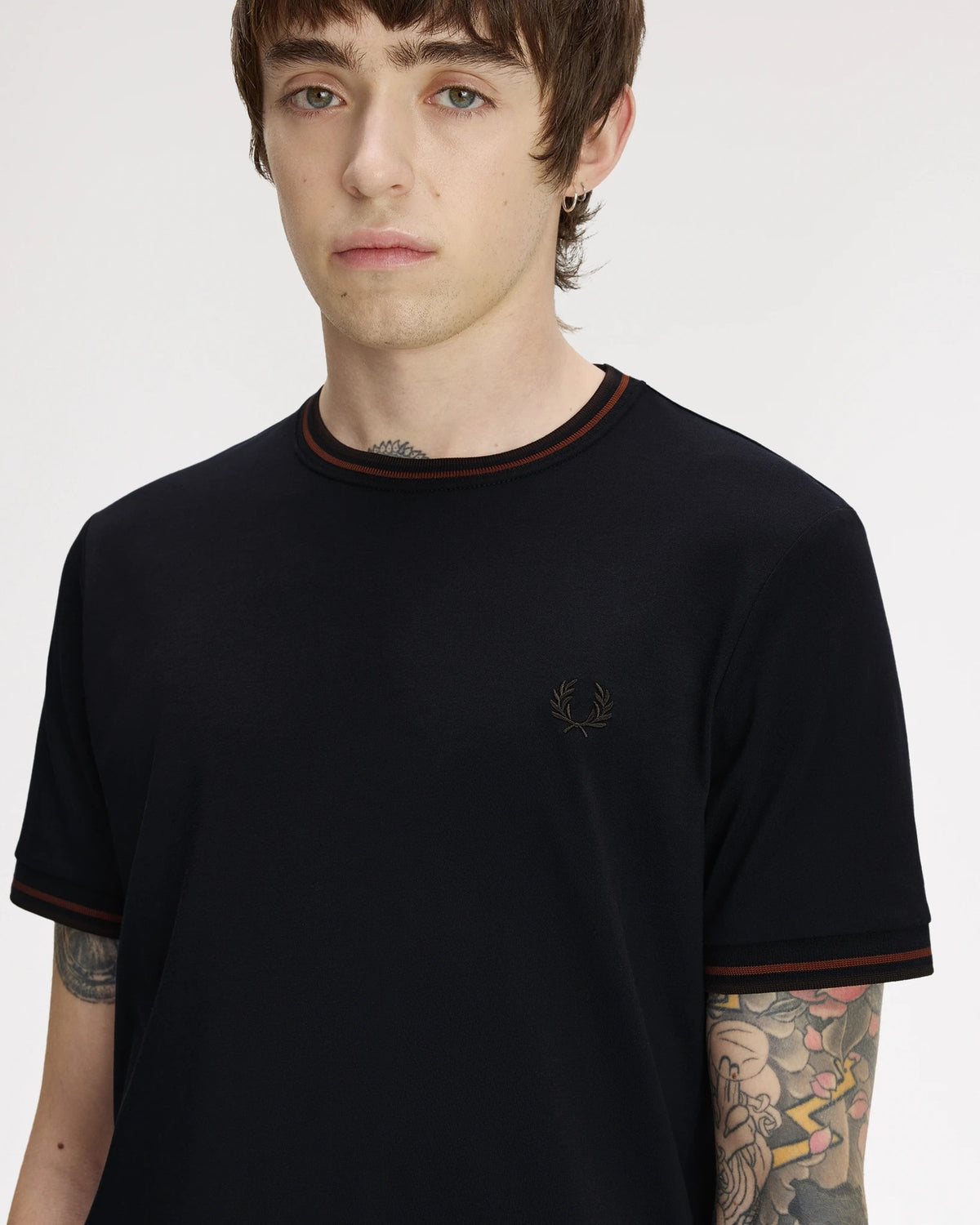 TWIN TIPPED T-SHIRT nvy/brndy/rchbrn | Bildmaterial bereitgestellt von SHOES.PLEASE.