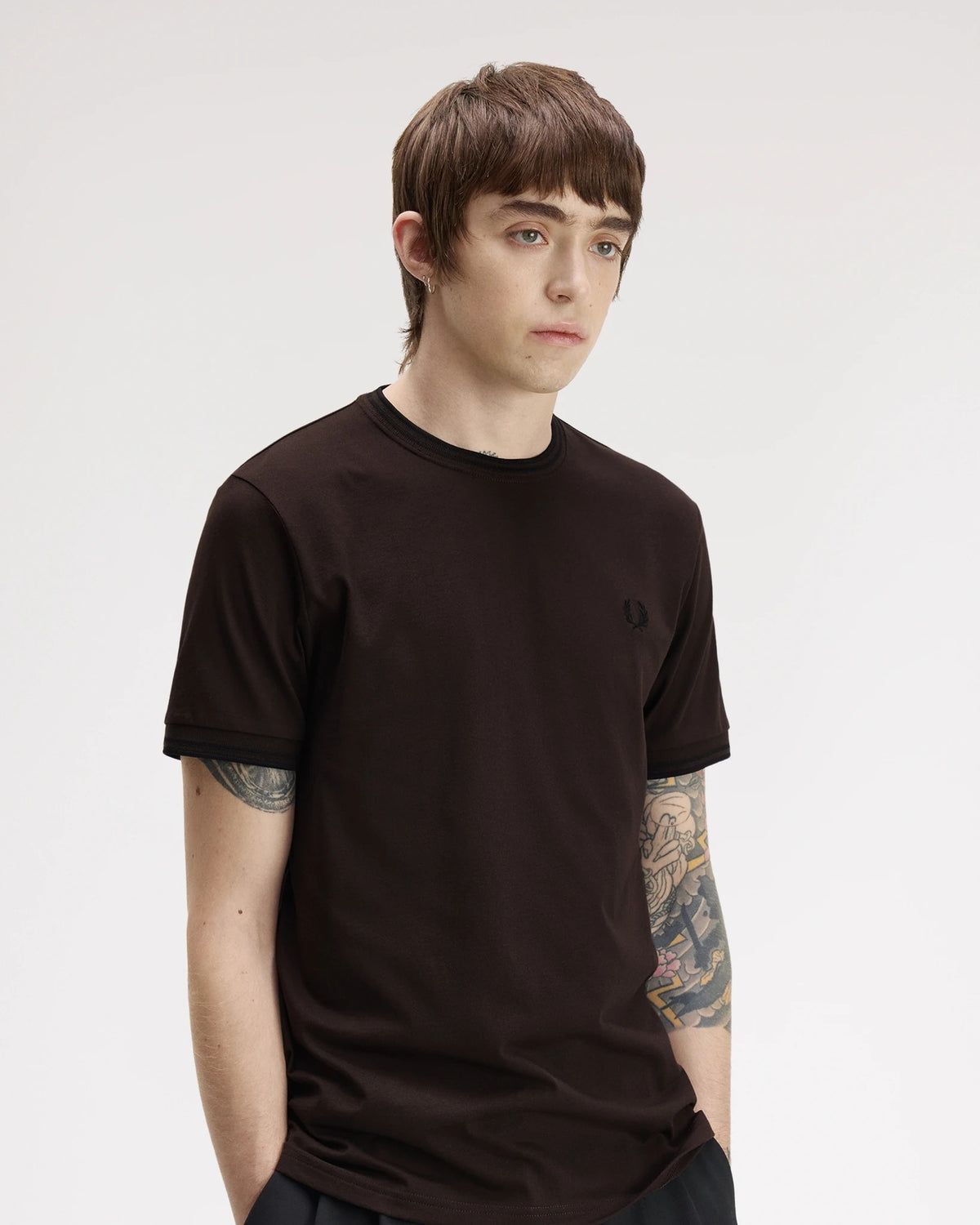 TWIN TIPPED T-SHIRT rich brown/black | Bildmaterial bereitgestellt von SHOES.PLEASE.