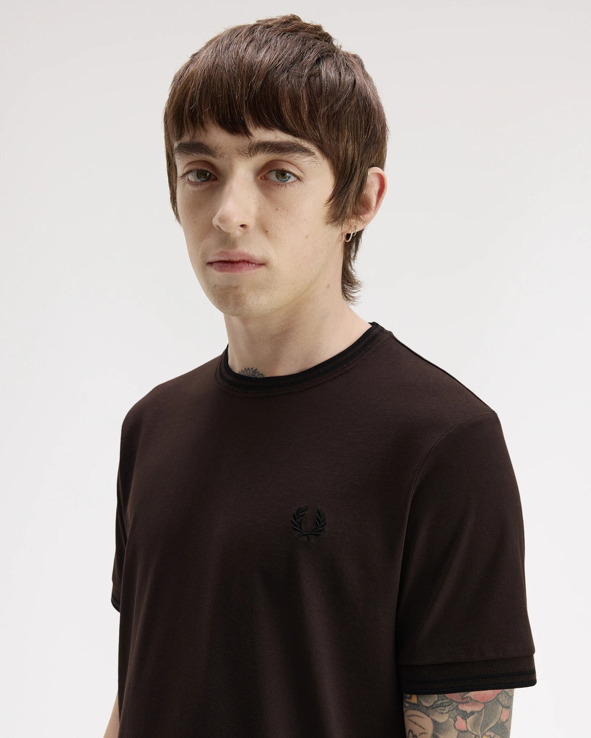 TWIN TIPPED T-SHIRT rich brown/black | Bildmaterial bereitgestellt von SHOES.PLEASE.