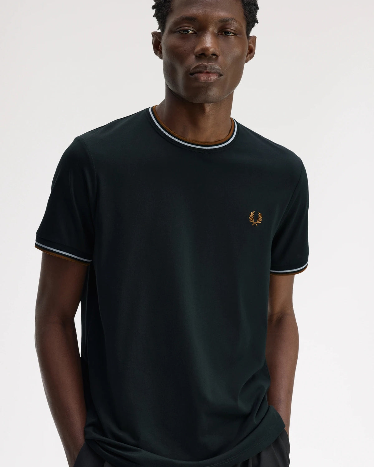 TWIN TIPPED T-SHIRT ntgrn/dskbl/dkca | Bildmaterial bereitgestellt von SHOES.PLEASE.