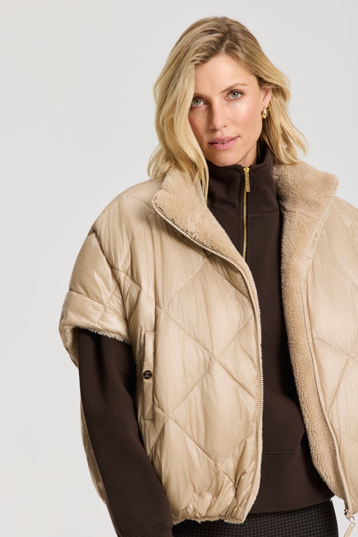 Hazel Reversible Bodywarmer sand | Bildmaterial bereitgestellt von SHOES.PLEASE.