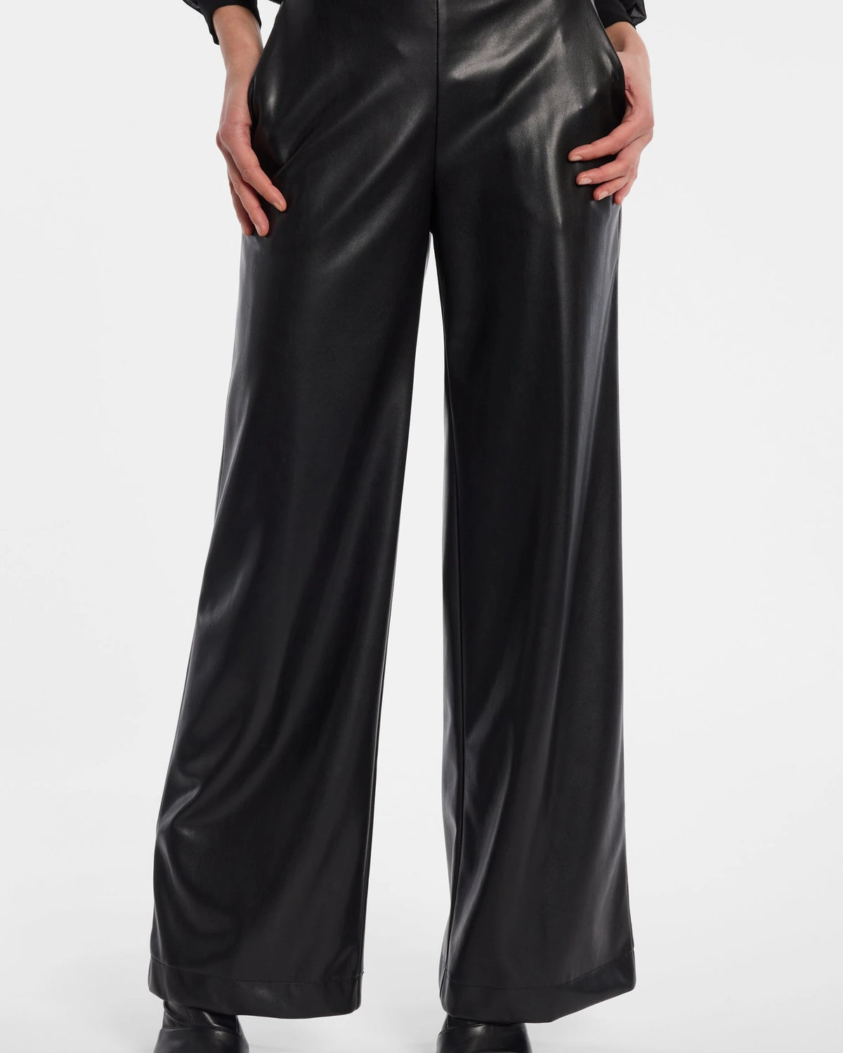 Trousers black | Bildmaterial bereitgestellt von SHOES.PLEASE.