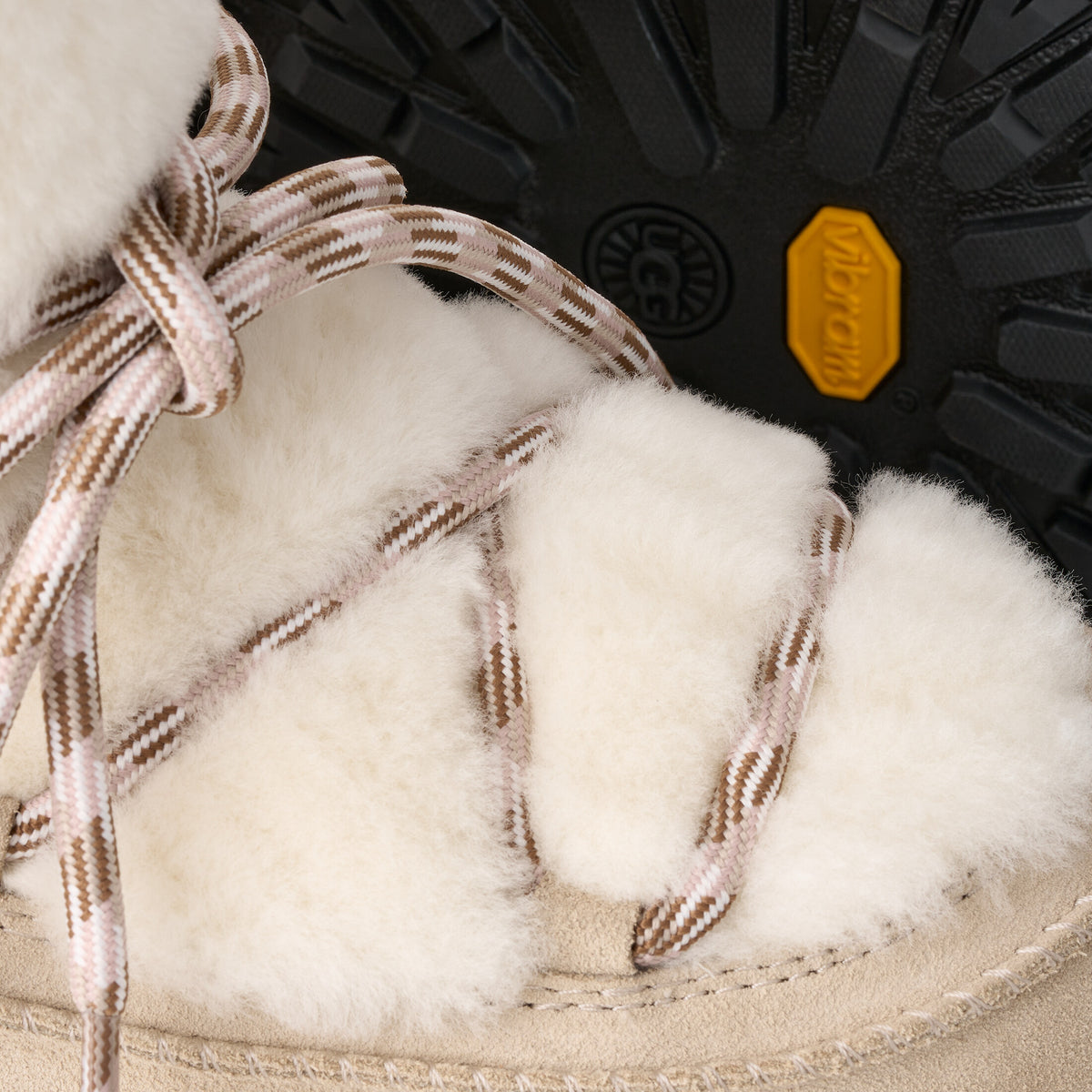 W CLASSIC TREAD FLUFFED BOOT mnl | Bildmaterial bereitgestellt von SHOES.PLEASE.