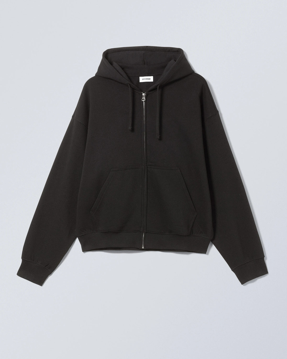 Boxy Graphic Zip Hoodie black body | Bildmaterial bereitgestellt von SHOES.PLEASE.
