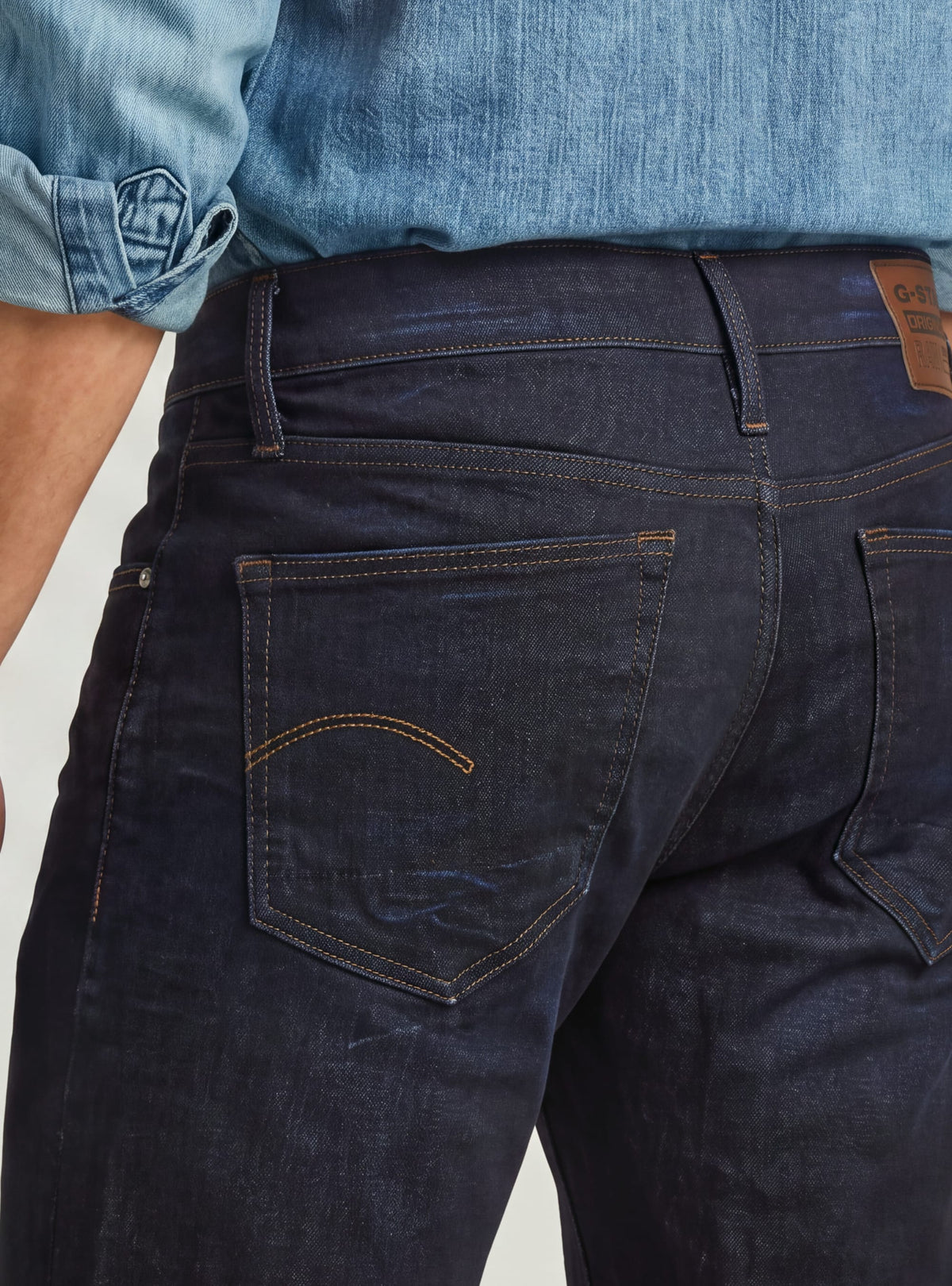 3301 tapered DNM dk aged | Bildmaterial bereitgestellt von SHOES.PLEASE.