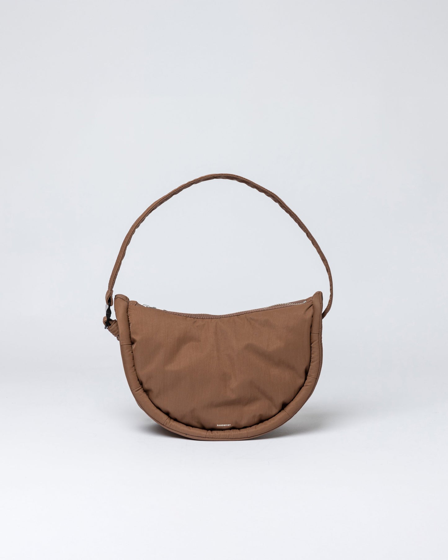 CURVE Crossbody Round S dark taupe | Bildmaterial bereitgestellt von SHOES.PLEASE.